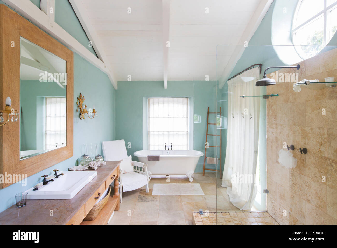 Bañera y ducha en el cuarto de baño rústico Foto de stock