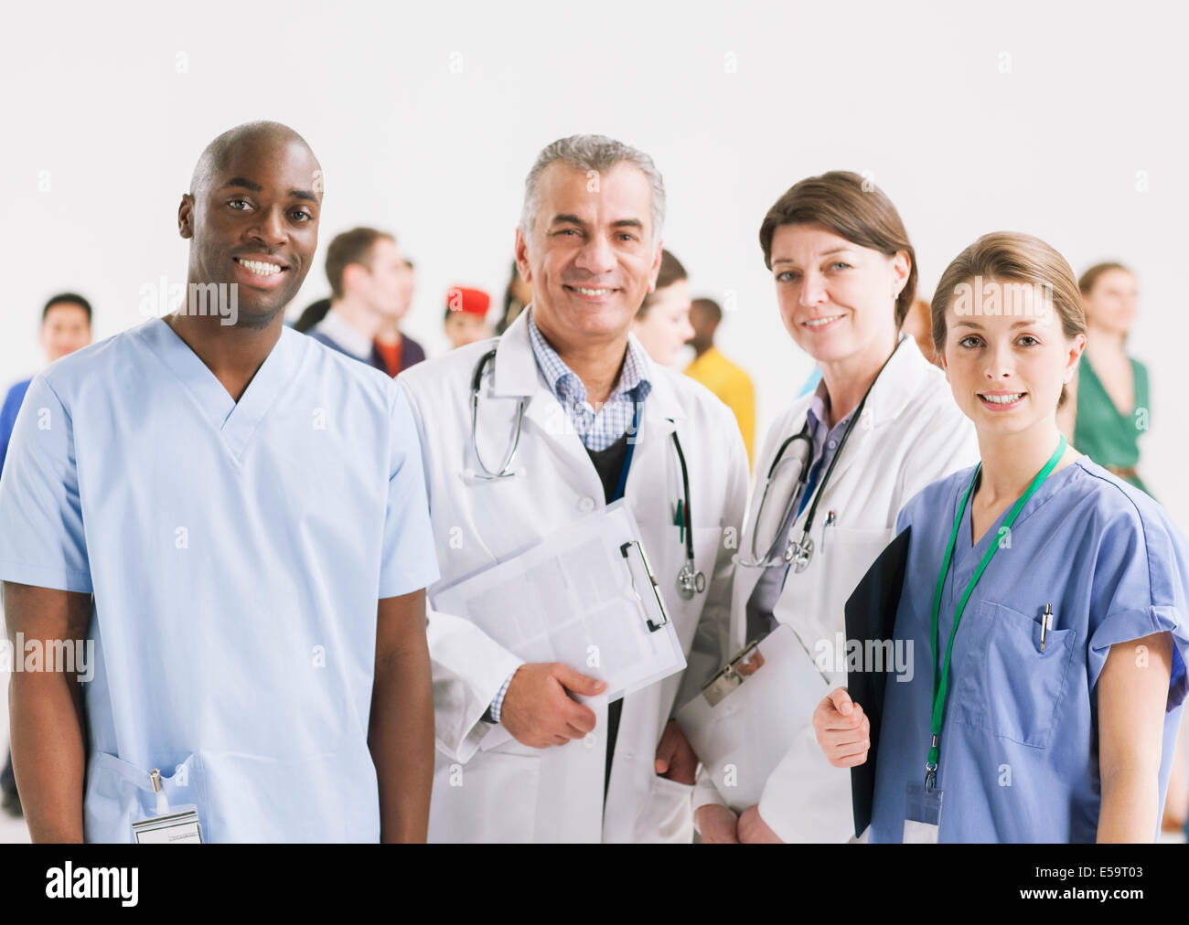 Retrato de médicos y enfermeras sonrientes Foto de stock