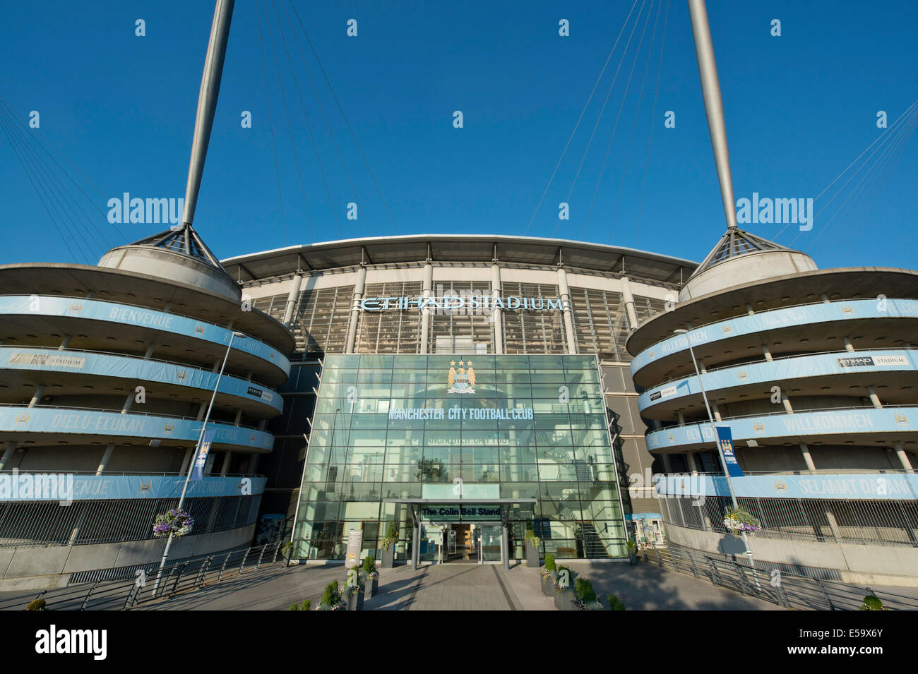 Una vista externa del Etihad Stadium, hogar de Barclays Premier League club Manchester City Football Club (sólo para uso editorial). Foto de stock