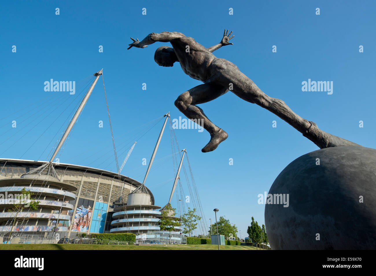 Una estatua de un velocista en el momento después del pistoletazo de salida cerca de la ciudad de Manchester Etihad Stadium (uso Editorial solamente). Foto de stock