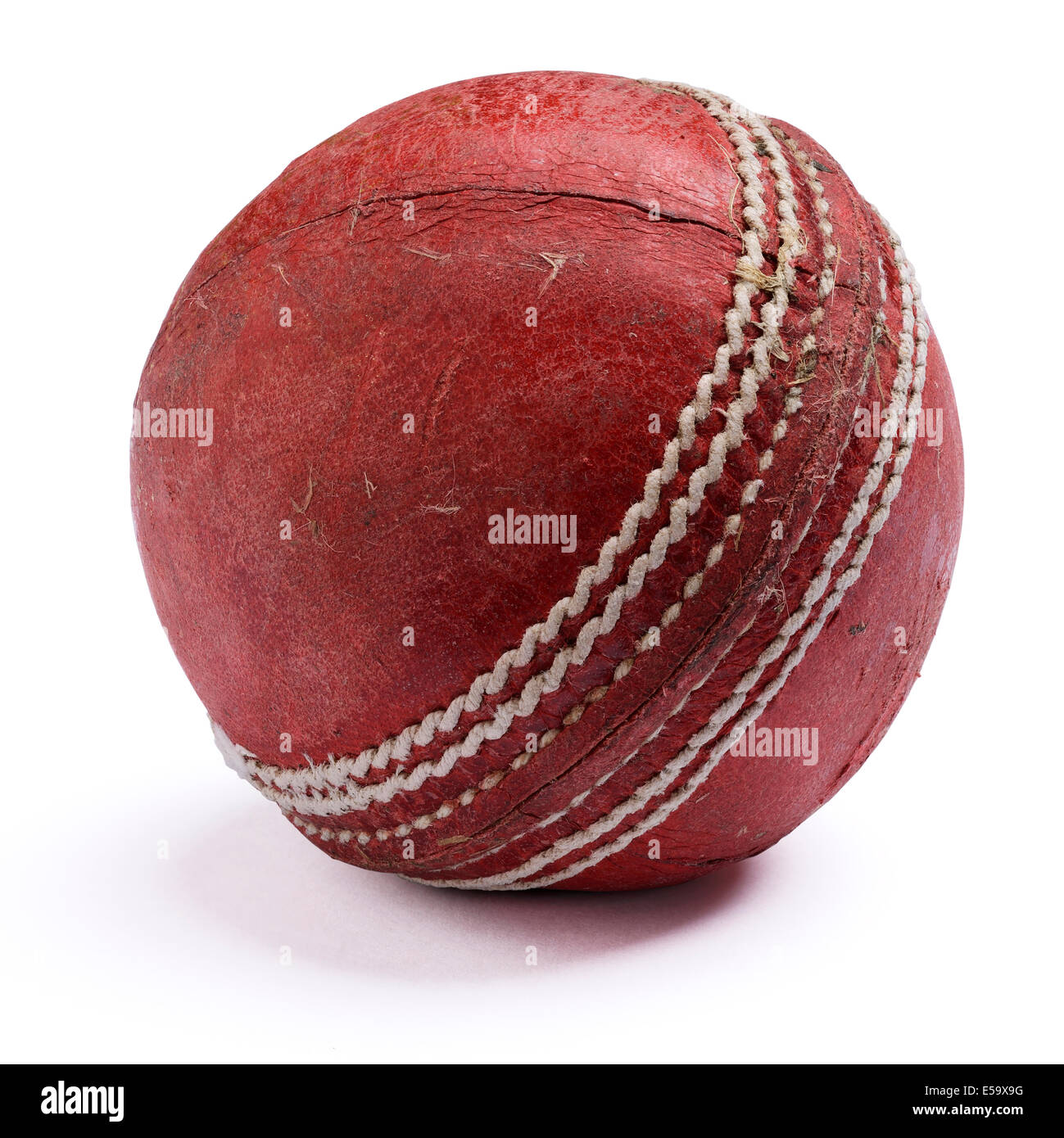 Viejos desgastados de cuero rojo bola de críquet Foto de stock