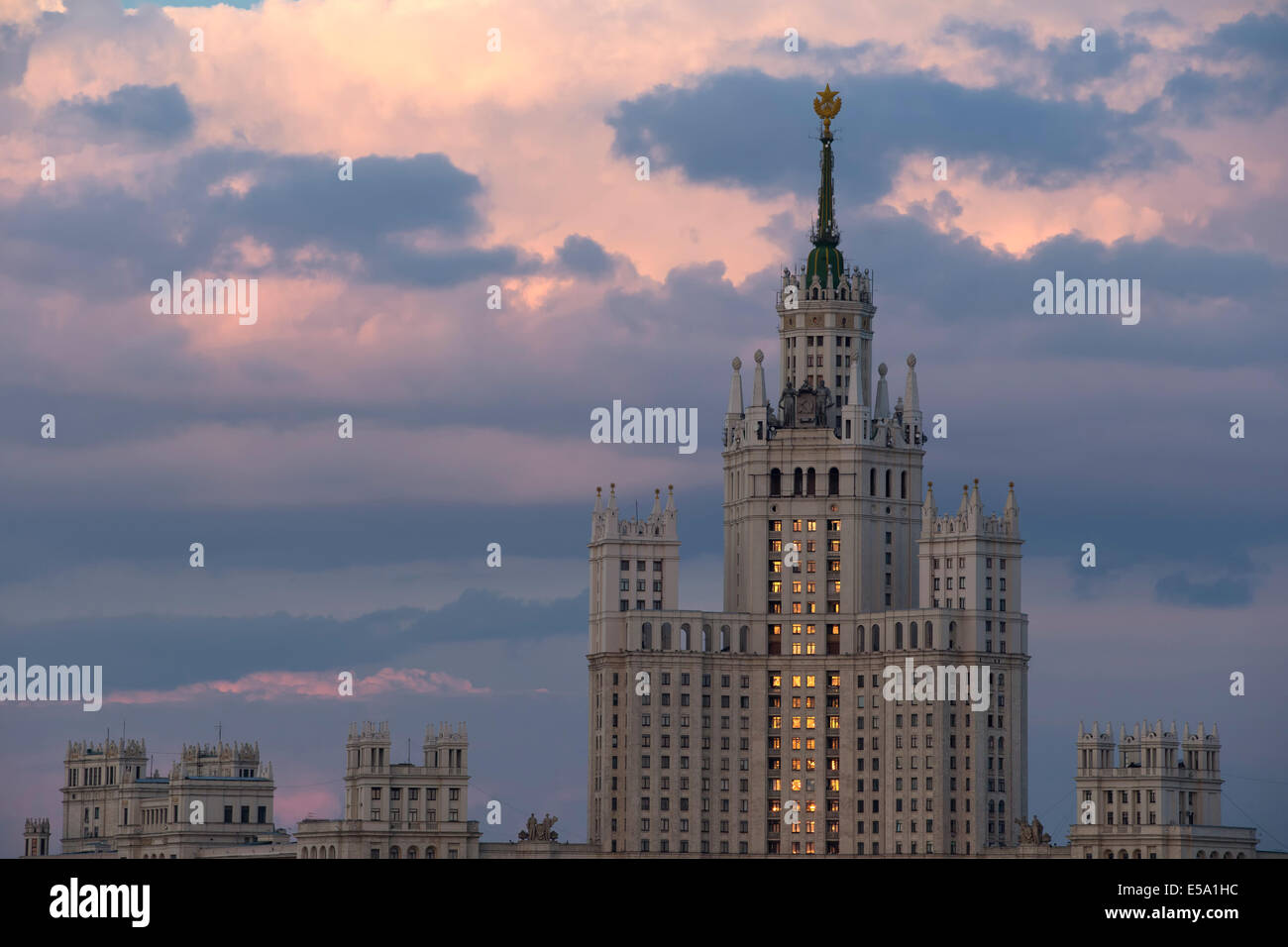 Moscú Rusia en contra de espectacular atardecer cielo. Construcción de la era de Stalin. Foto de stock