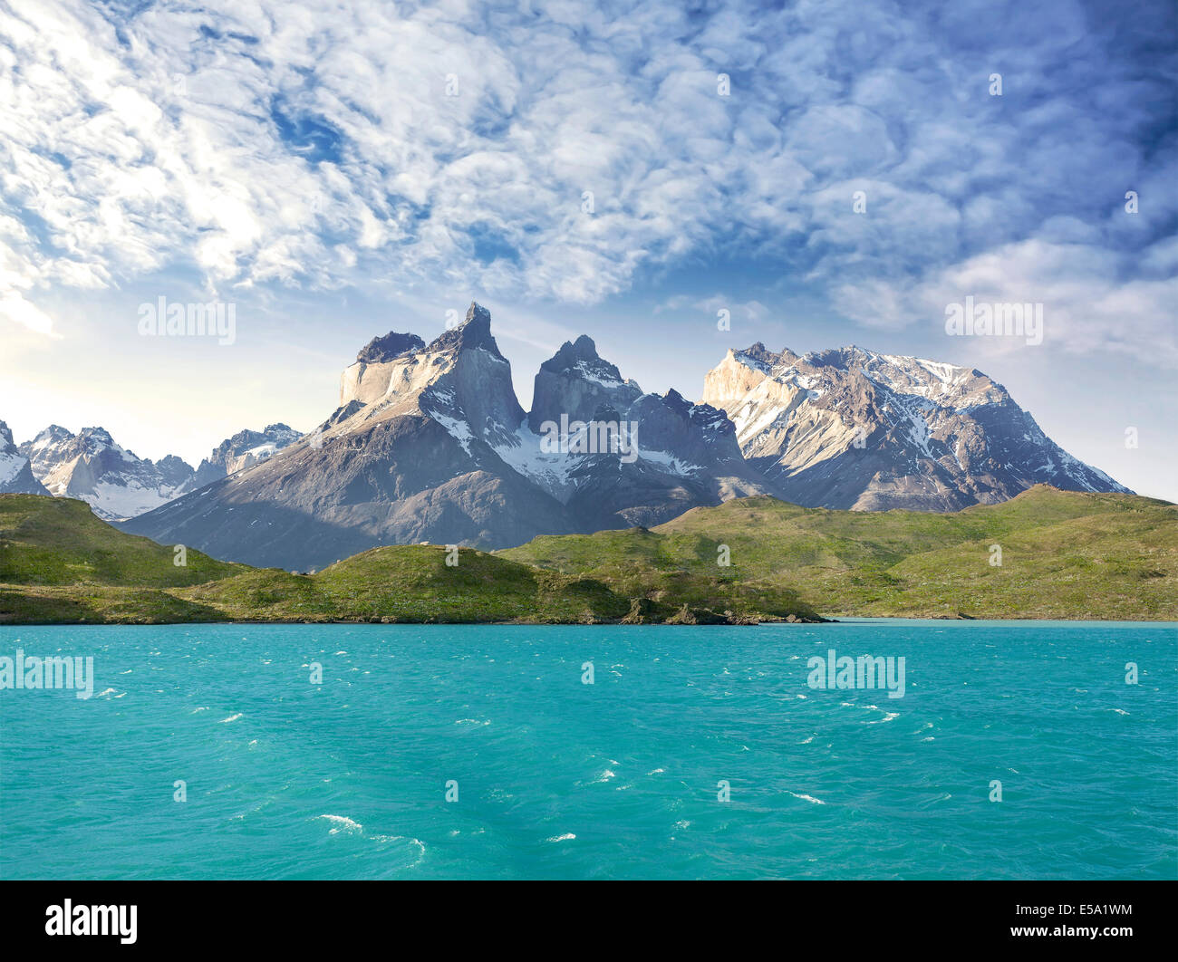 Mountain Lake Pehoé y los Cuernos, Parque Nacional Torres del Paine, Chile. Foto de stock