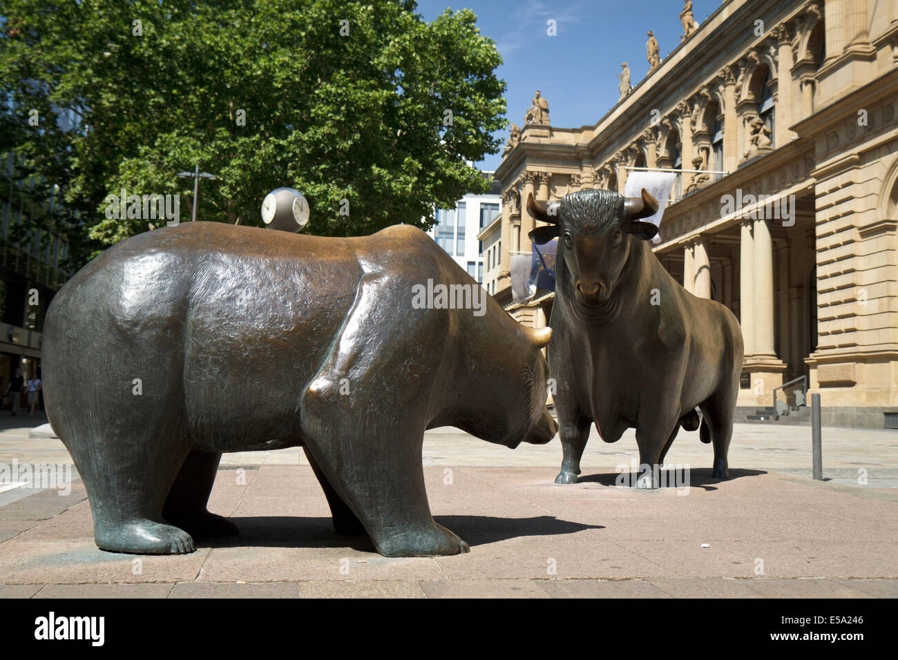 Estatuas de un oso y toro en frente de el edificio de la Bolsa de Frankfurt Foto de stock