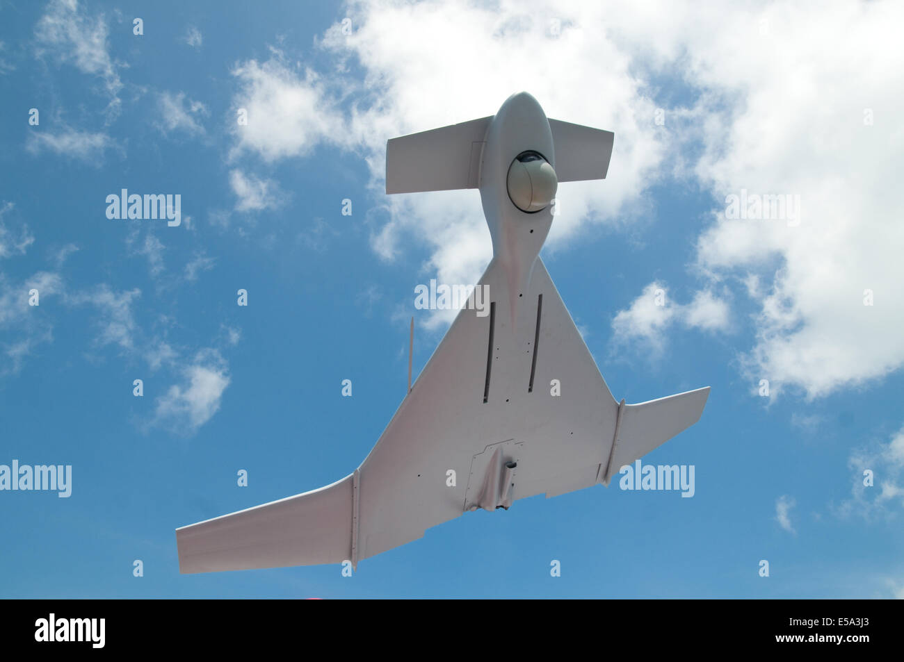 Vehículo aéreo no tripulado, UAV o zumbido, con la cámara en la nariz para misiones de vigilancia. Foto de stock