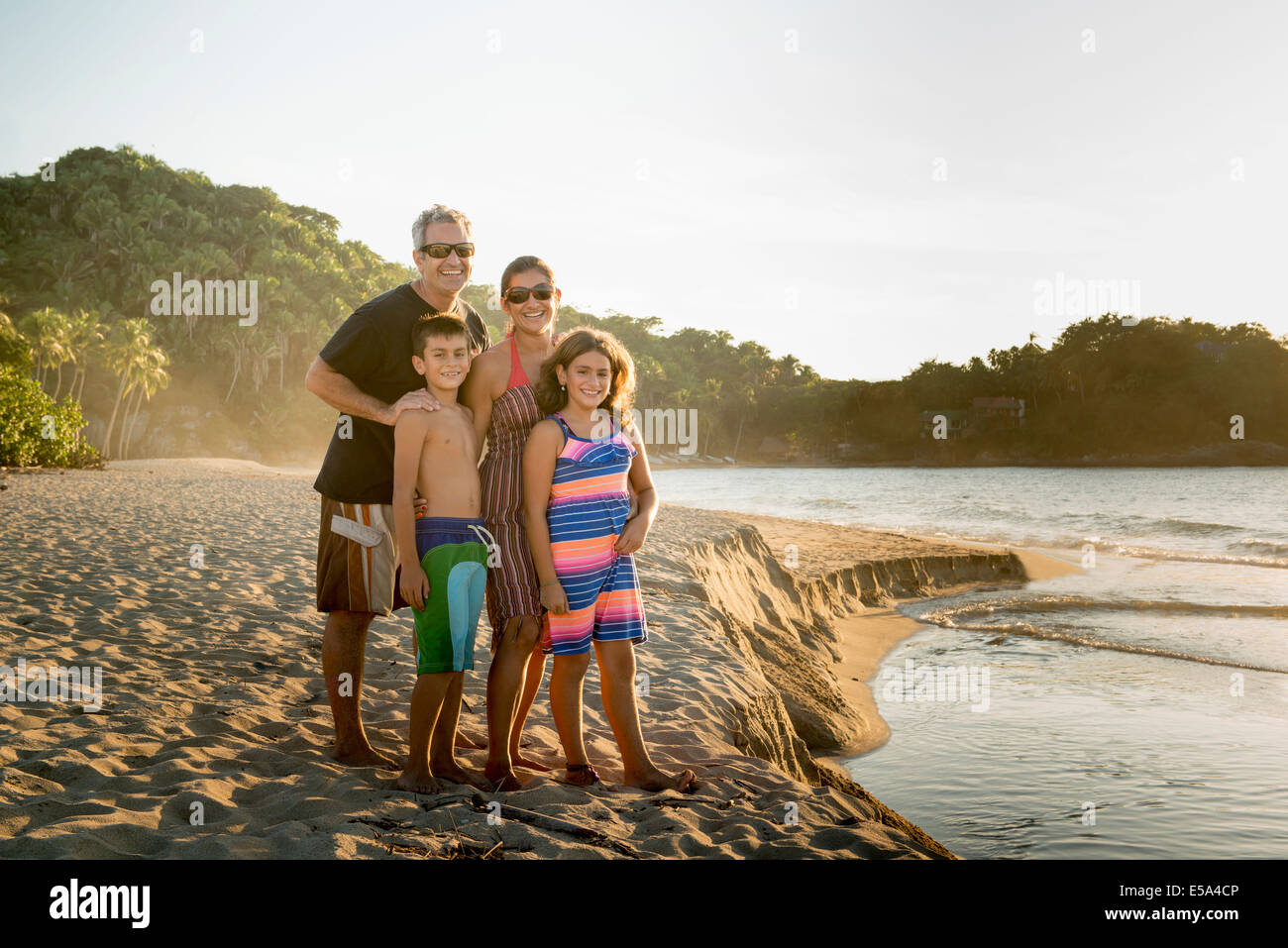 Familia de pie juntos en la playa Foto de stock