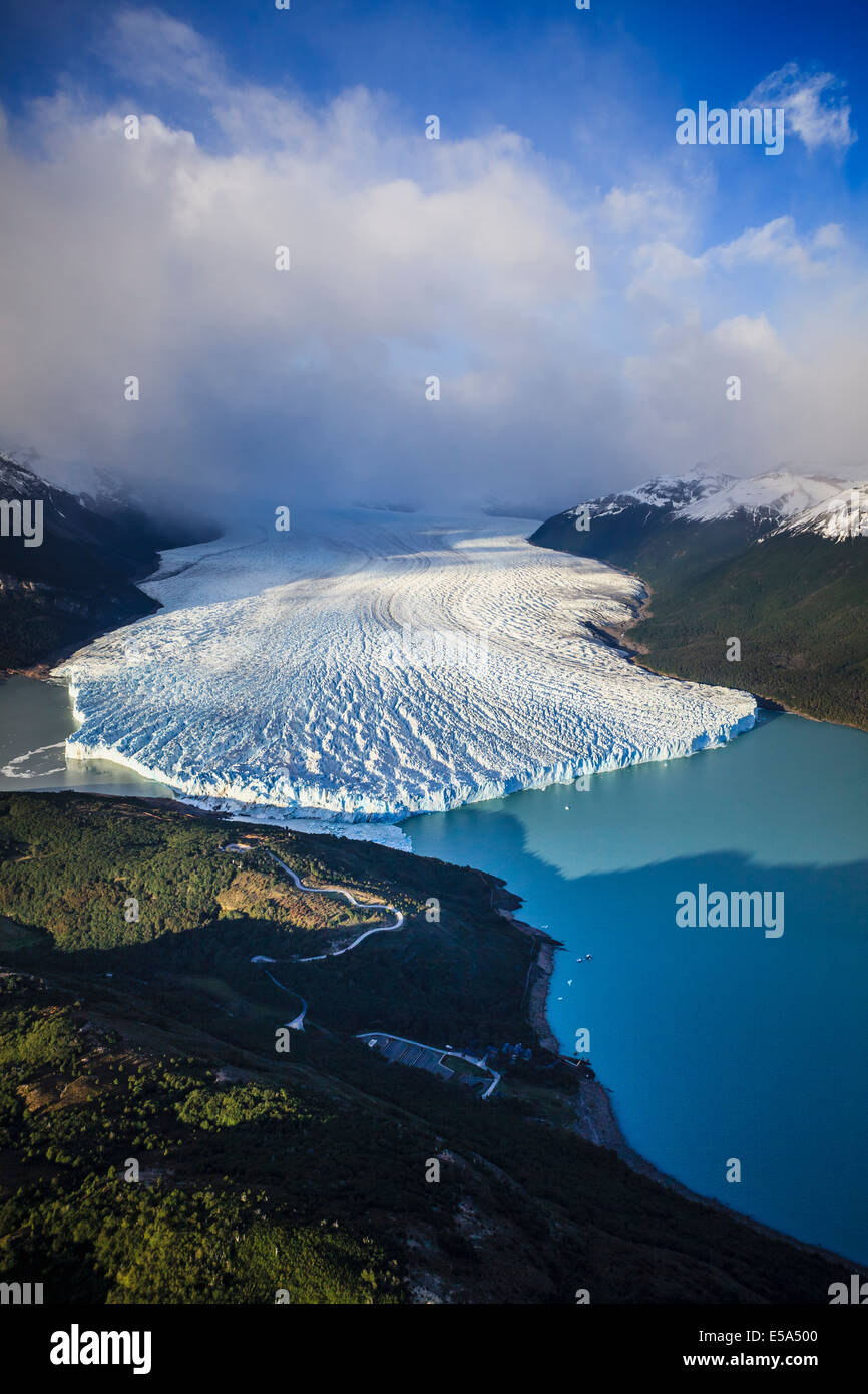 Vista aérea del glaciar en el paisaje rural, El Calafate, Patagonia, Argentina Foto de stock