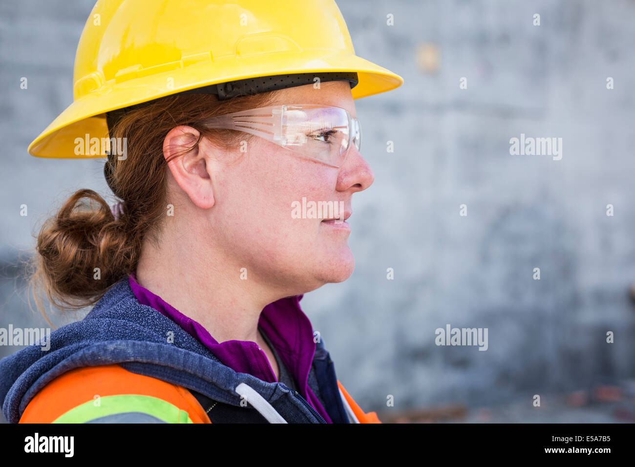 Trabajador caucásico llevaba gafas de seguridad en el sitio Foto de stock