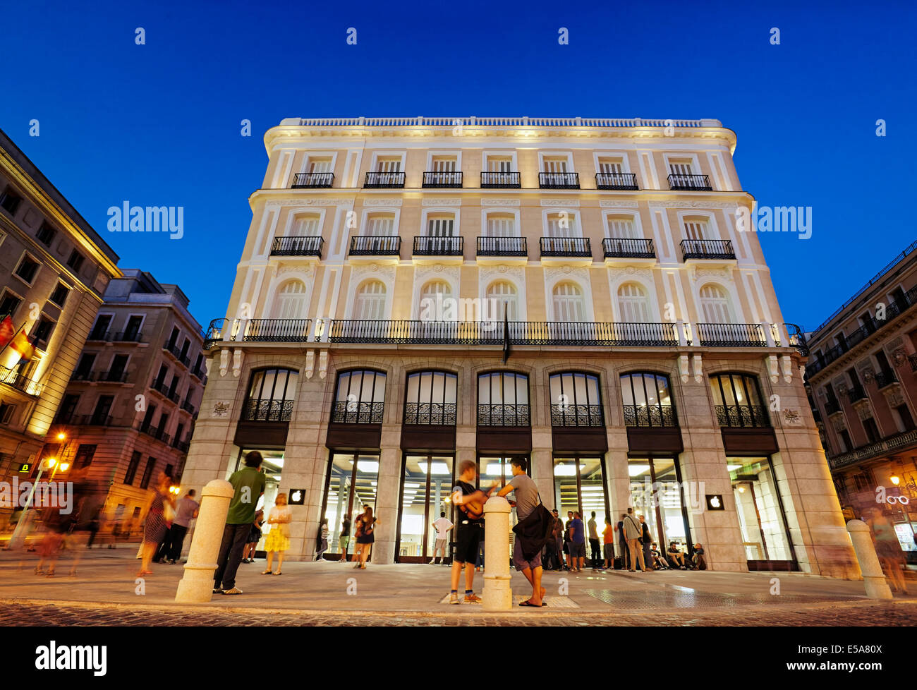 Nueva Apple store en la Puerta del Sol. Madrid. España Fotografía de stock  - Alamy