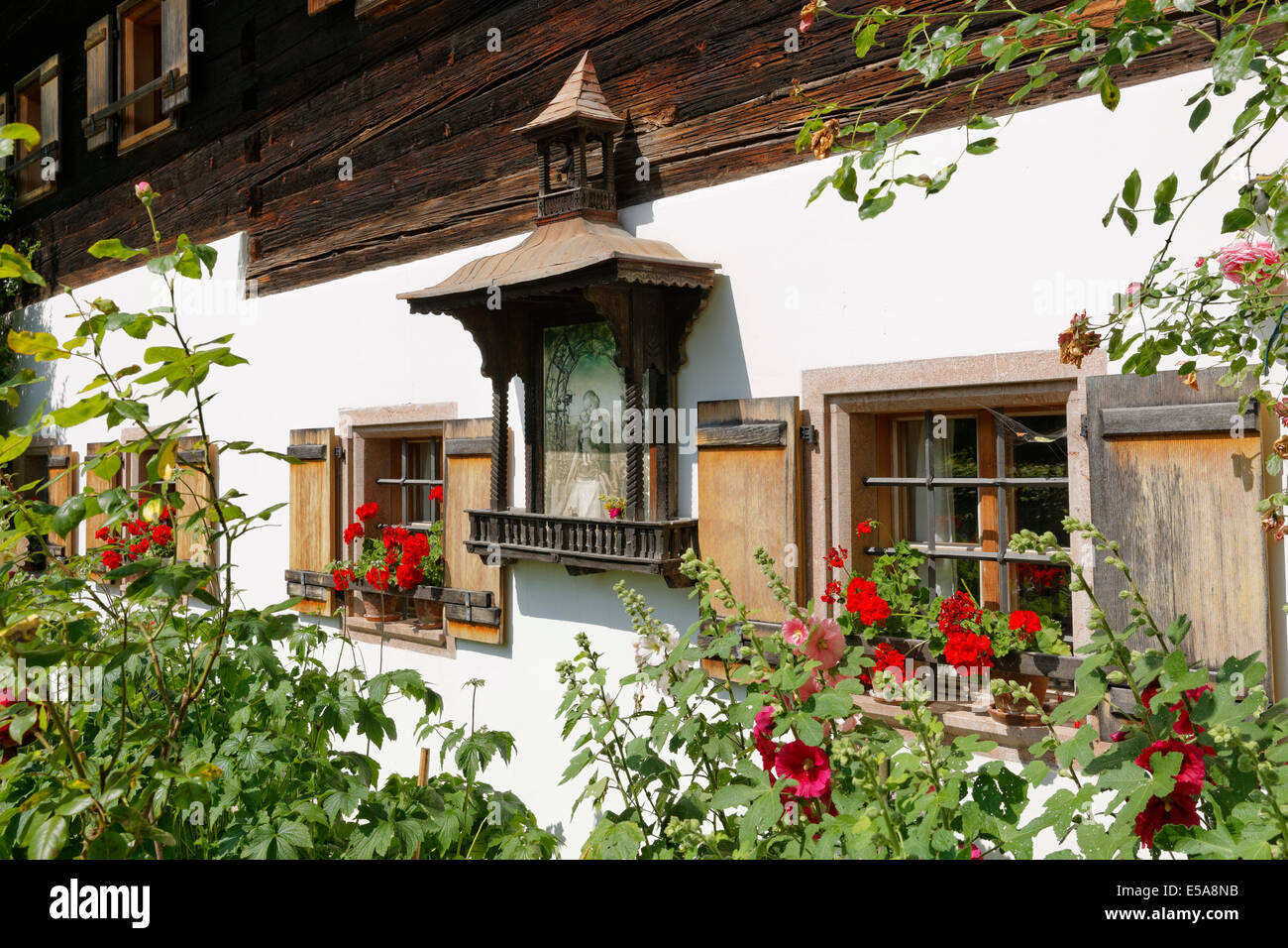 Casa antigua, Brunnwinkl, St. am Wolfgangsee, St., Salzkammergut, Estado de Salzburgo, Austria Foto de stock