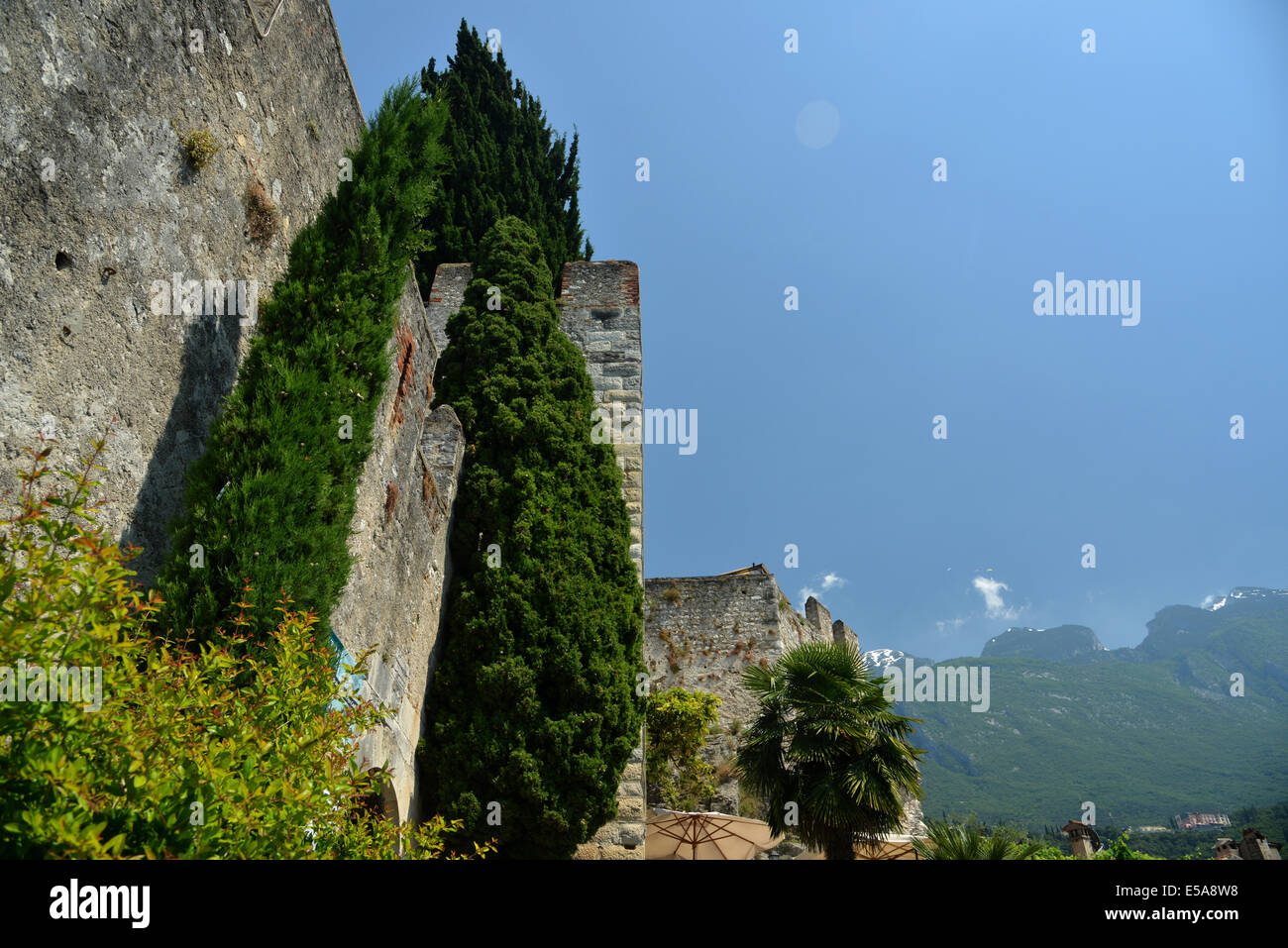 Malcesine castillo en la orilla del Lago de Garda, Italia Foto de stock