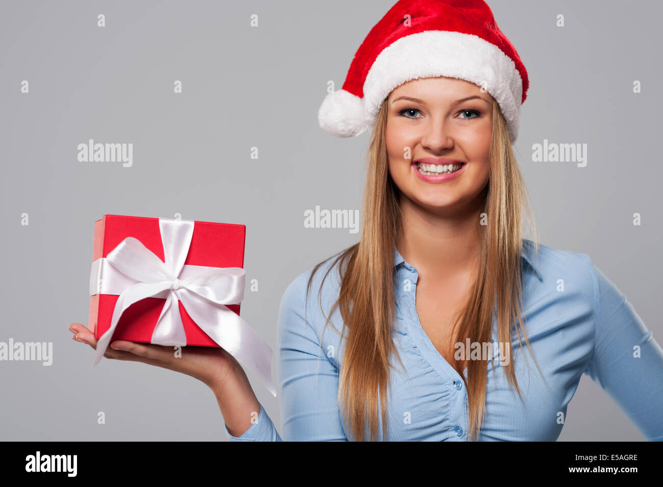 Retrato de Navidad hermosa mujer de negocios con regalo roja, Debica, Polonia Foto de stock