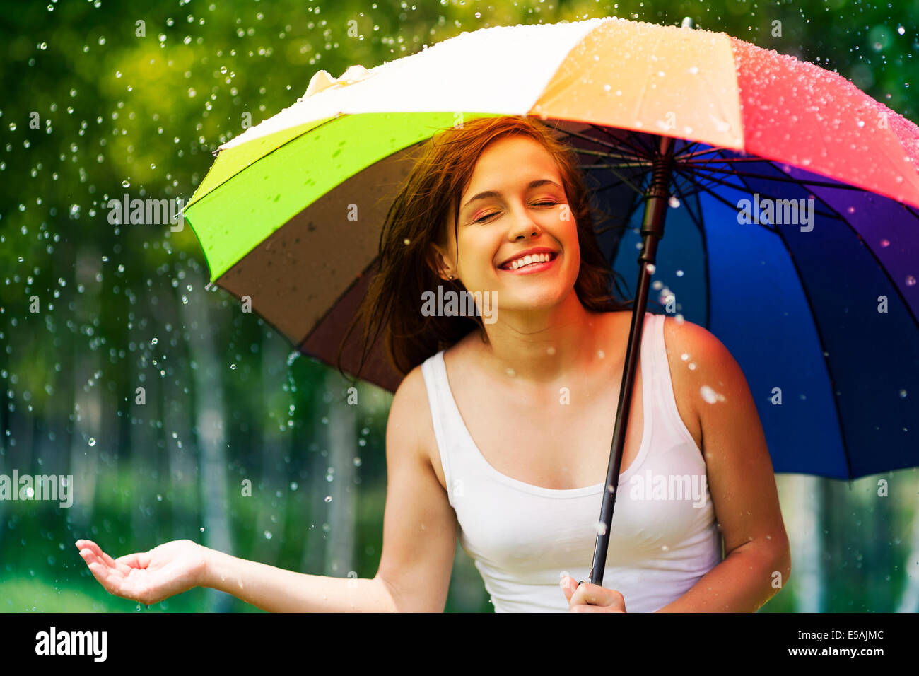 Bella mujer disfrutando de la lluvia del verano, Debica, Polonia Foto de stock