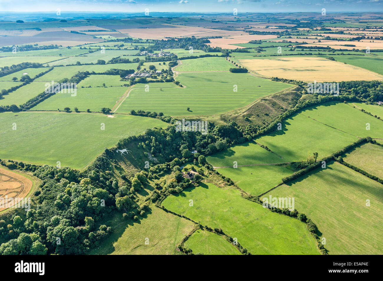 Vista aérea de la ciudad de White Horse en amplio o amplio Hinton, nr Royal Wootton Bassett, sur de Swindon, Wiltshire, Inglaterra. JMH6170 Foto de stock