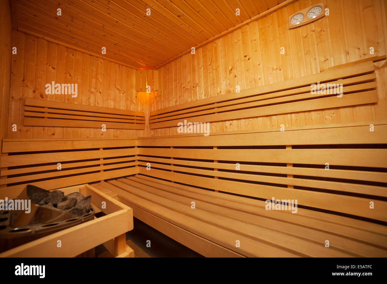 Interior sauna de madera Debica, Polonia Foto de stock