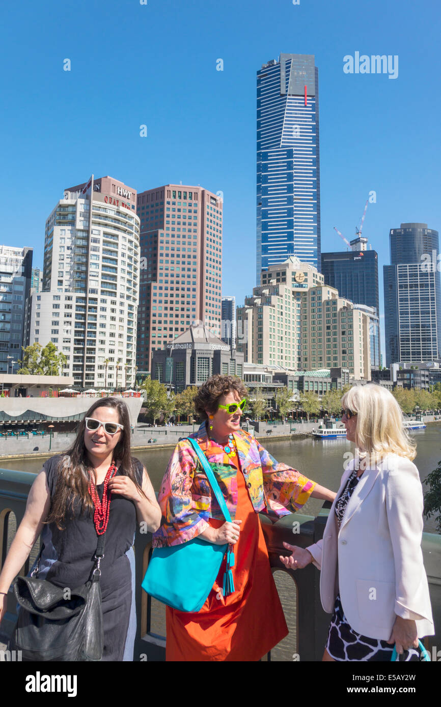 Melbourne Australia, Southbank, Princes Bridge, St. Kilda Road,Yarra River,Eureka Tower,edificio más alto,horizonte urbano,rascacielos,mujer mujer mujer mujer,fríjea Foto de stock