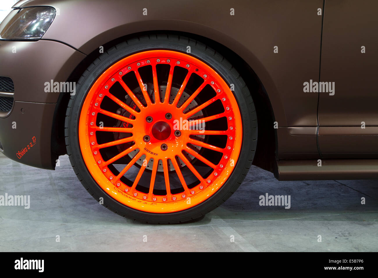 Orange wheel rim fotografías e imágenes de alta resolución - Alamy