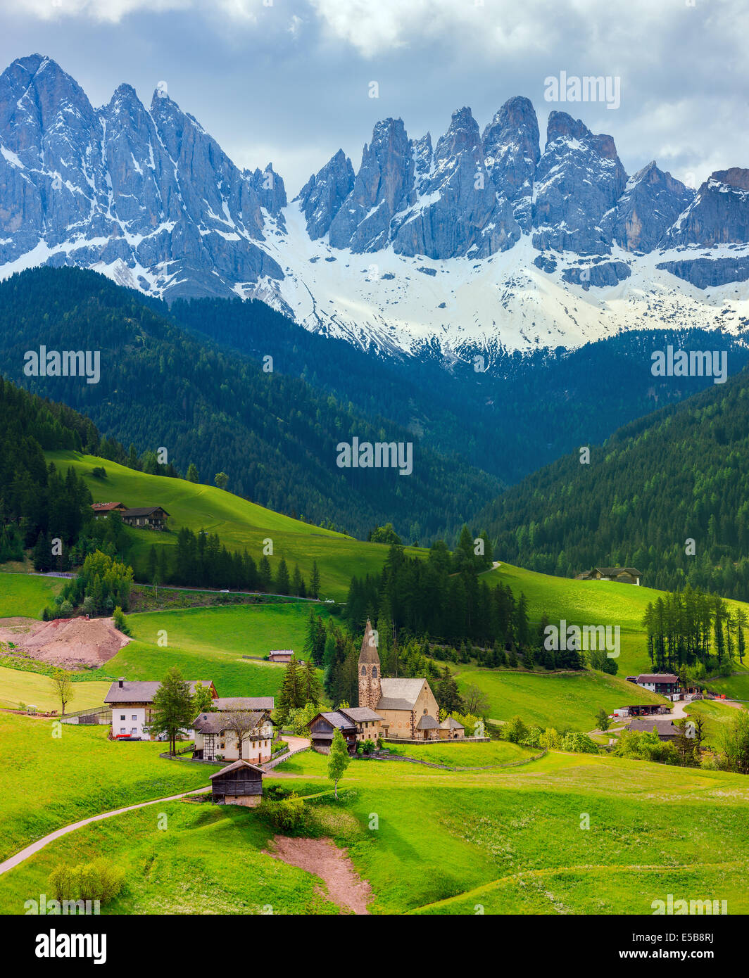 La Odle picos montañosos y la iglesia de Santa María Magdalena, son los símbolos de la Val di Funes Foto de stock