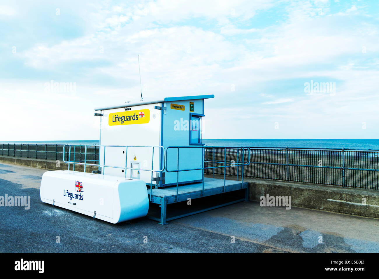 Sutton en Mar socorristas socorrista estación Mirador playa hut choza de madera construcción de Lincolnshire, Reino Unido Inglaterra Foto de stock