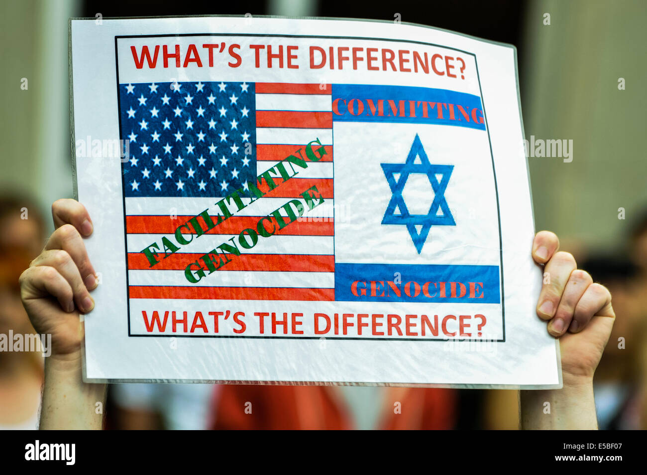 Belfast, Irlanda del Norte. 26 Jul 2014 - Un manifestante sostiene un cartel que dice "Cuál es la diferencia? [Estados Unidos] Facilitar el genocidio. [Israel] cometiendo genocidio' en una mirada pro/anti-israelíes protestan el crédito: Stephen Barnes/Alamy Live News Foto de stock