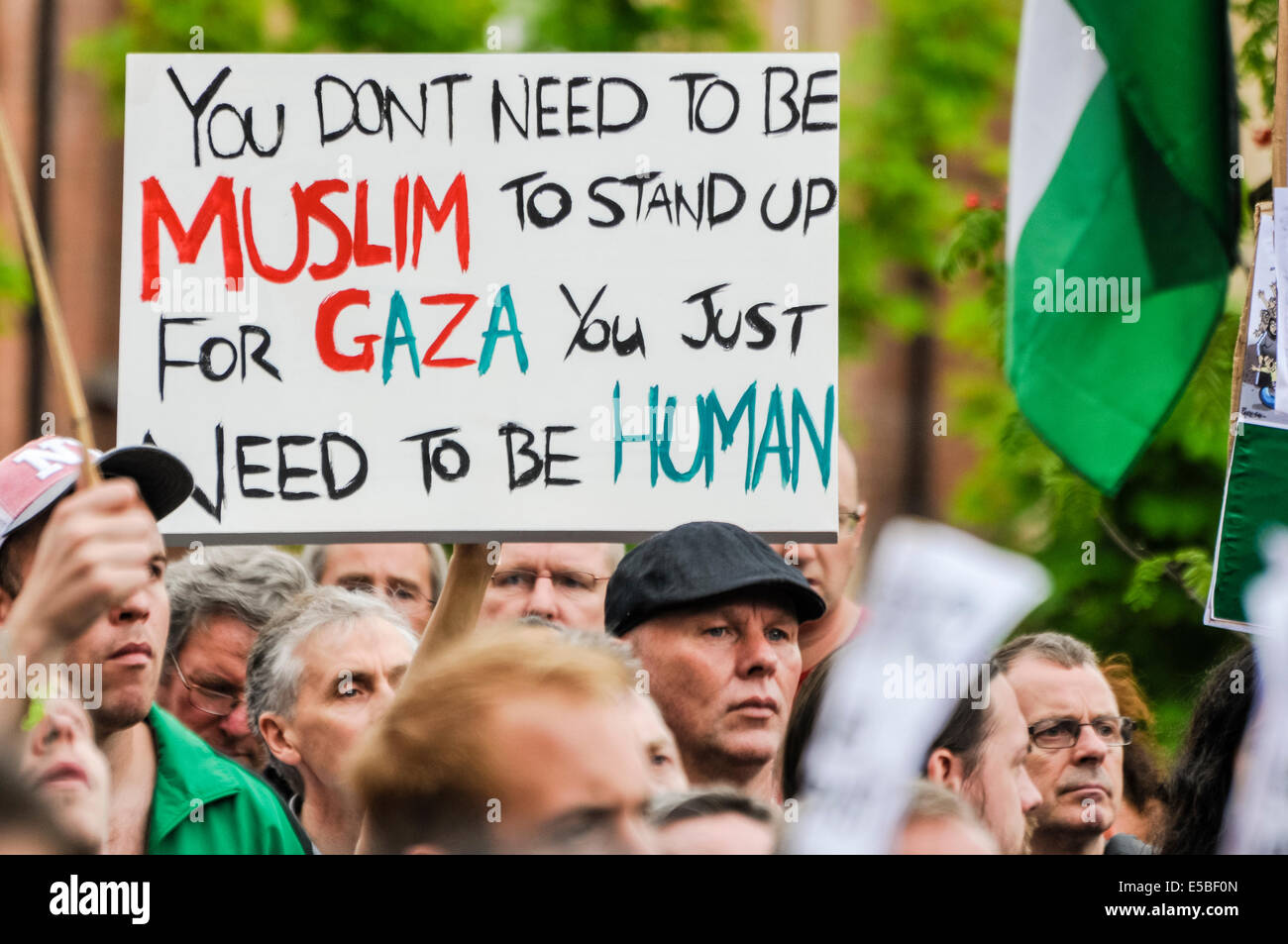 Belfast, Irlanda del Norte. 26 Jul 2014 - Un manifestante sostiene un cartel que dice "no se necesita ser un musulmán a levantarse para Gaza. Usted necesidad justa de ser humano' en una mirada pro/anti-israelíes protestan el crédito: Stephen Barnes/Alamy Live News Foto de stock