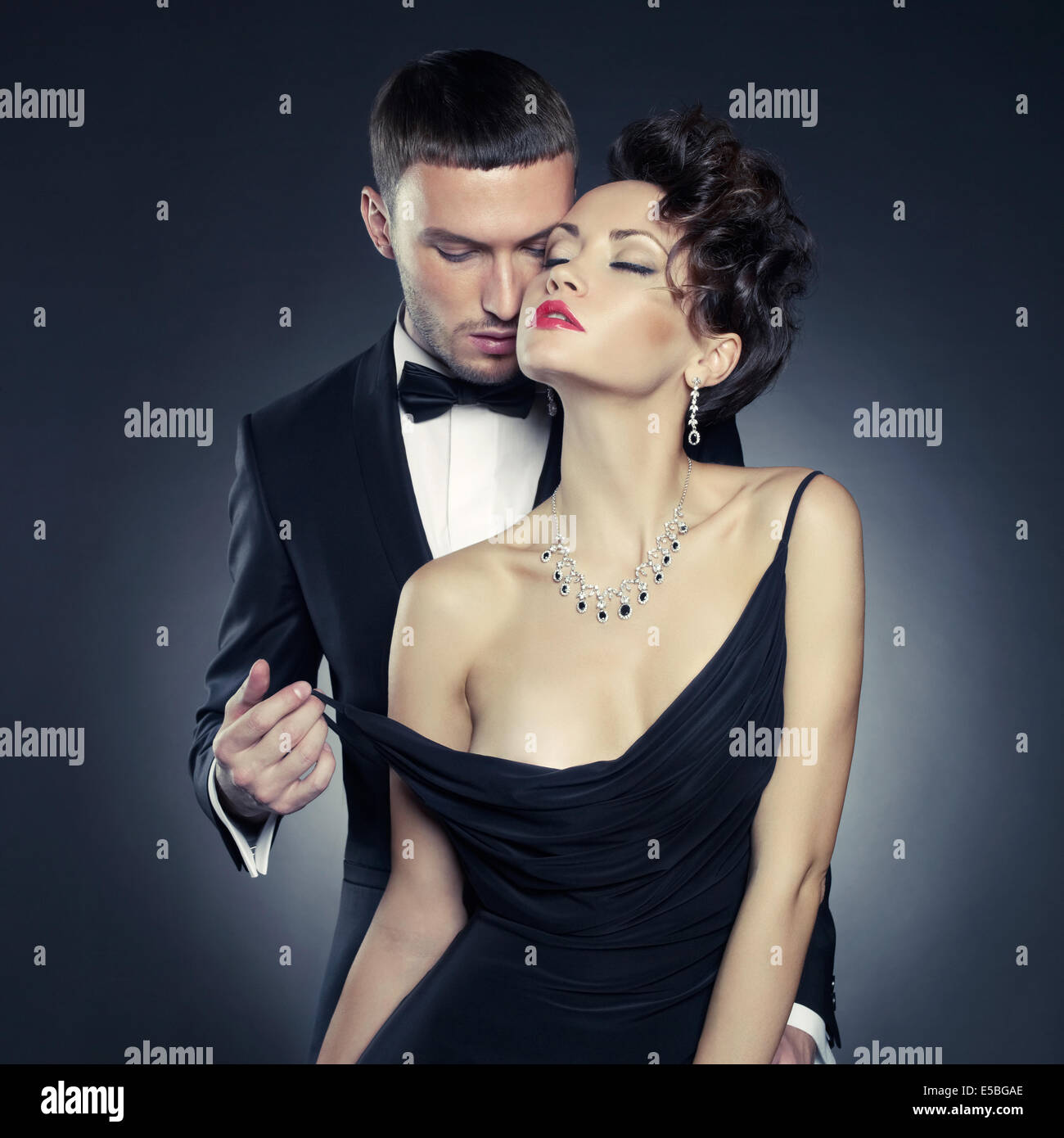 Foto de moda elegante sexy pareja en la tierna pasión Fotografía de stock -  Alamy