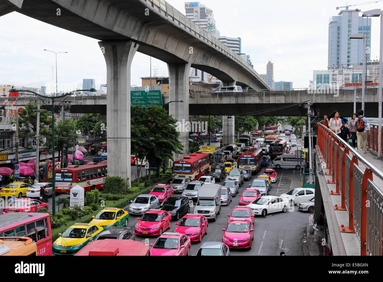 Bangkok, el tráfico en la rotonda del monumento a la victoria, Bangkok, Tailandia, Asia Foto de stock