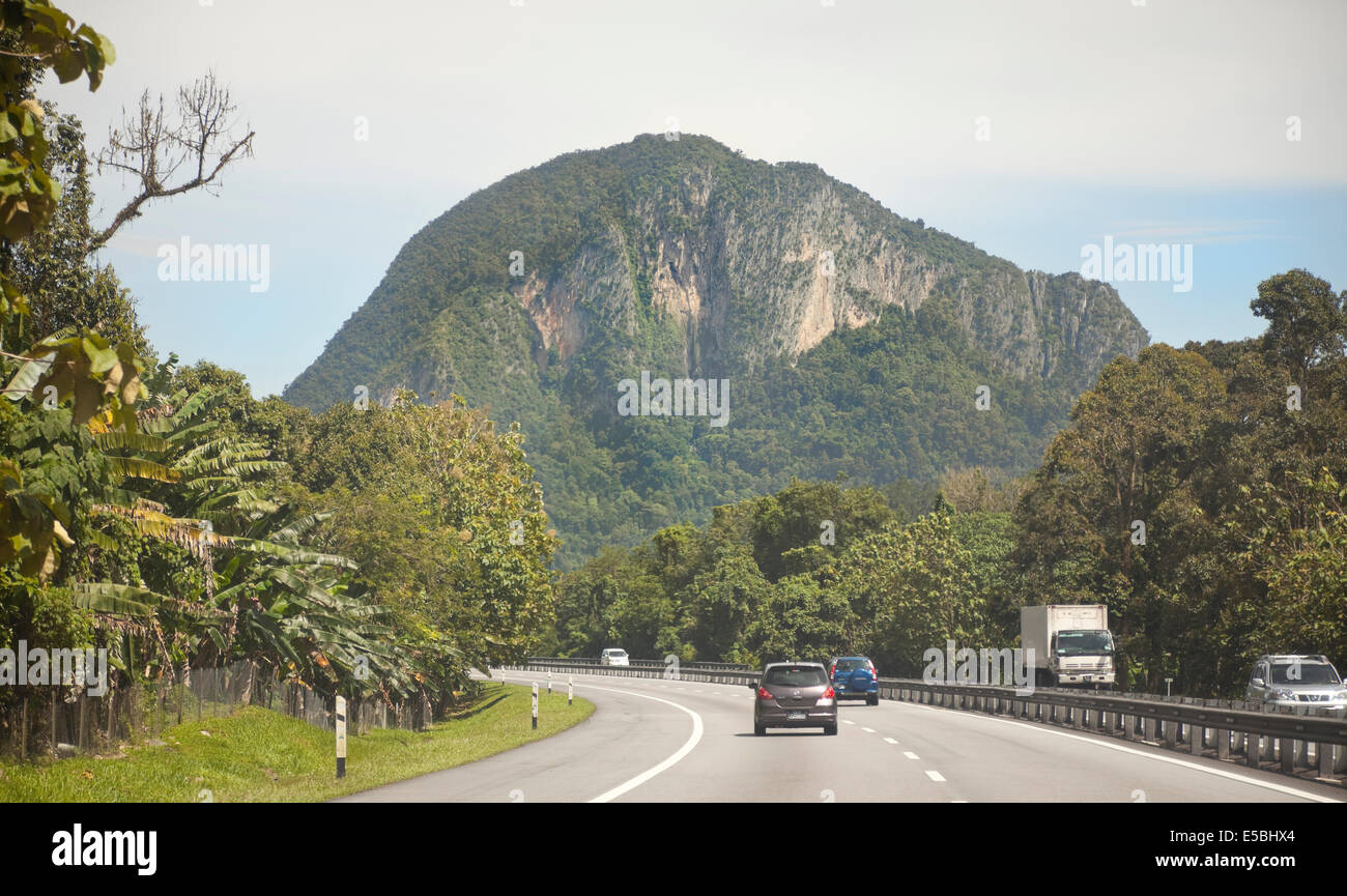 Colinas de piedra caliza, mirando al norte de la autopista norte-sur, Malasia Foto de stock