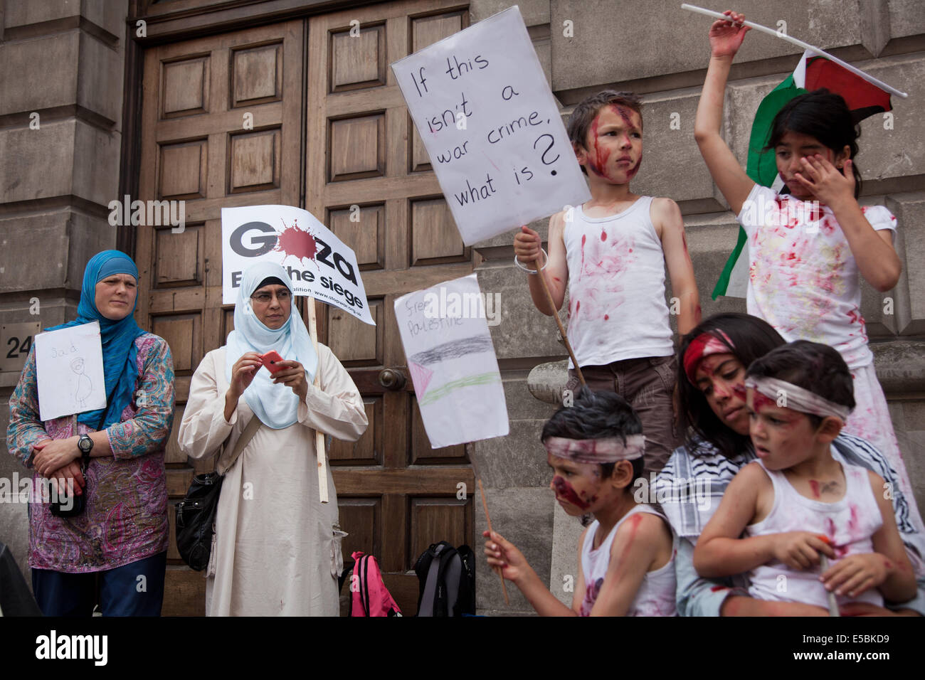 Londres, Reino Unido. 26 de julio de 2014. Decenas de miles de manifestantes marcharon en el centro de Londres para mostrar su indignación contra la ofensiva israelí en Gaza. Crédito: Kristian Buus/Alamy Live News Foto de stock