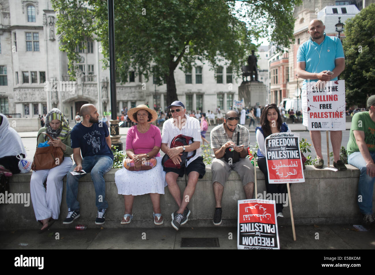 Londres, Reino Unido. 26 de julio de 2014. Decenas de miles de manifestantes marcharon en el centro de Londres para mostrar su indignación contra la ofensiva israelí en Gaza. Crédito: Kristian Buus/Alamy Live News Foto de stock