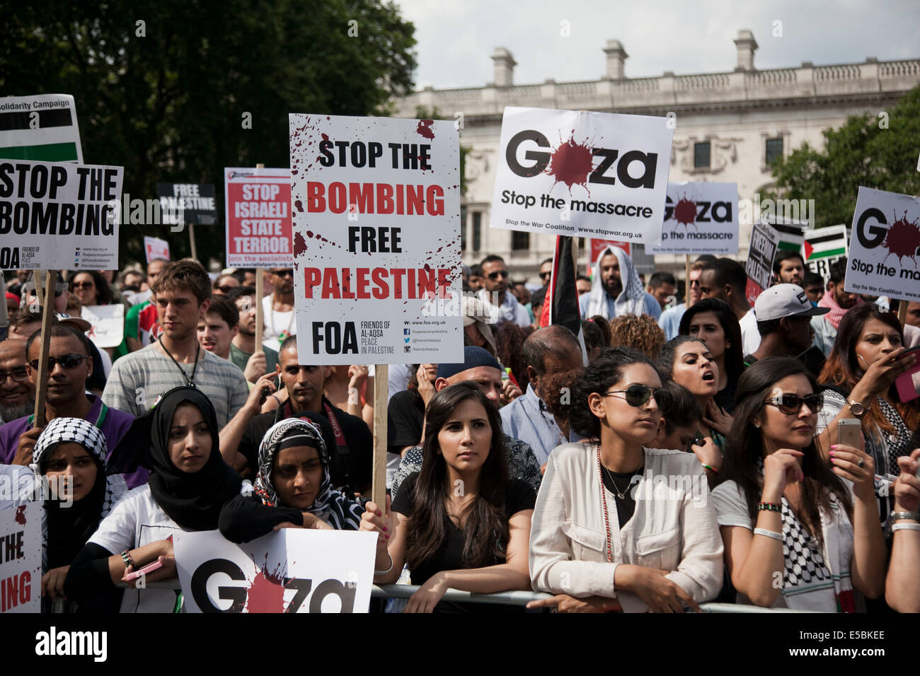 Londres, Reino Unido. 26 de julio de 2014. Decenas de miles de manifestantes marcharon en el centro de Londres para mostrar su indignación contra la ofensiva israelí en Gaza. Crédito: Kristian Buus/Alamy Live News Foto de stock