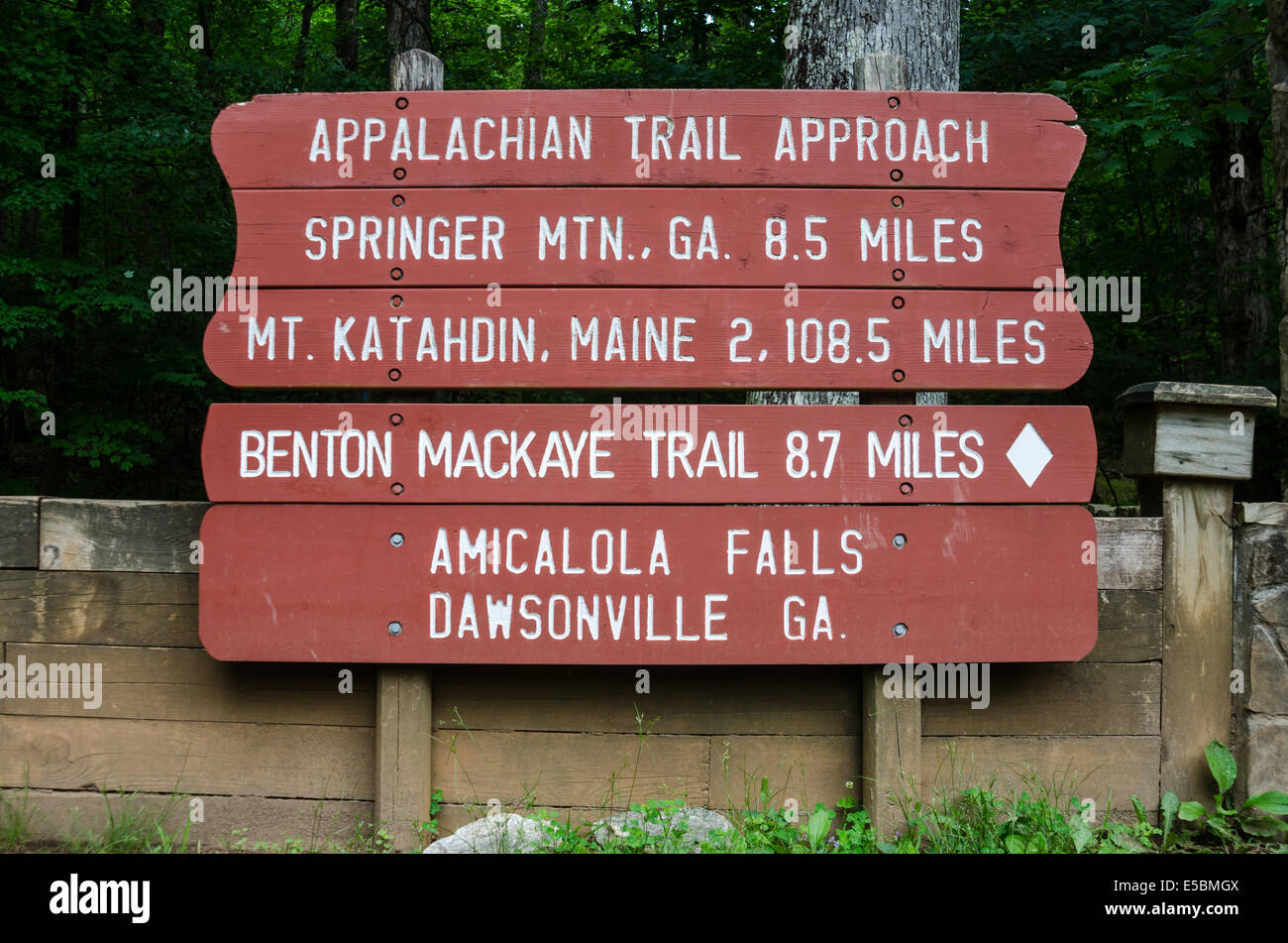 Un signo pintado da la distancia desde Georgia hasta Maine en el Appalachian Trail Foto de stock