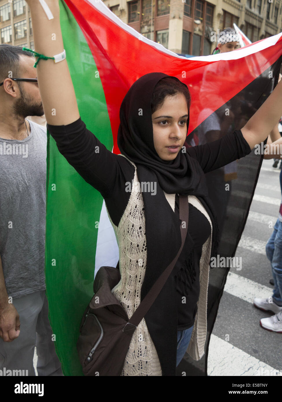 Estados Unidos: Nueva York, NY. Pro-Palestinian manifestación en Times Square protestando contra los ataques israelíes contra Gaza, 25 de julio de 2014. Foto de stock