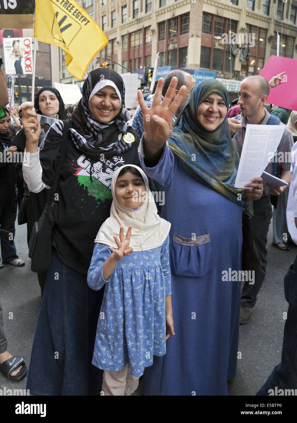 Estados Unidos: Nueva York, NY. Pro-Palestinian manifestación en Times Square protestando contra los ataques israelíes contra Gaza, 25 de julio de 2014. Foto de stock