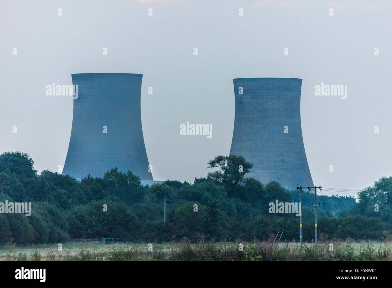 Didcot, Oxfordshire, Reino Unido. El 27 de julio de 2014 Secuencia 1 de 20 imágenes la demolición de las torres de refrigeración en Didcot Power Station. JMH6224 Foto de stock