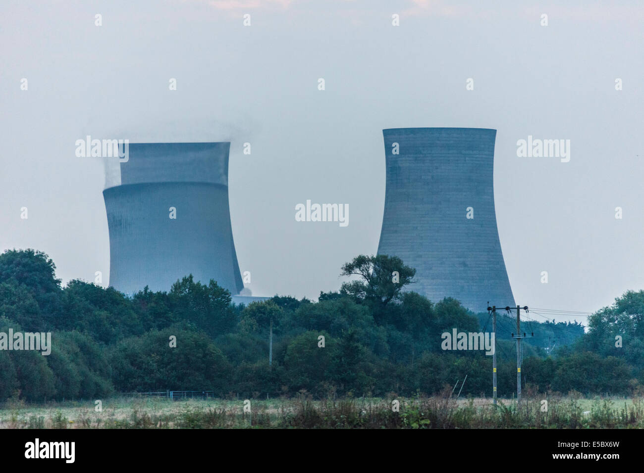 Didcot, Oxfordshire, Reino Unido. El 27 de julio de 2014 Secuencia 4 de 20 imágenes la demolición de las torres de refrigeración en Didcot Power Station. JMH6227 Foto de stock