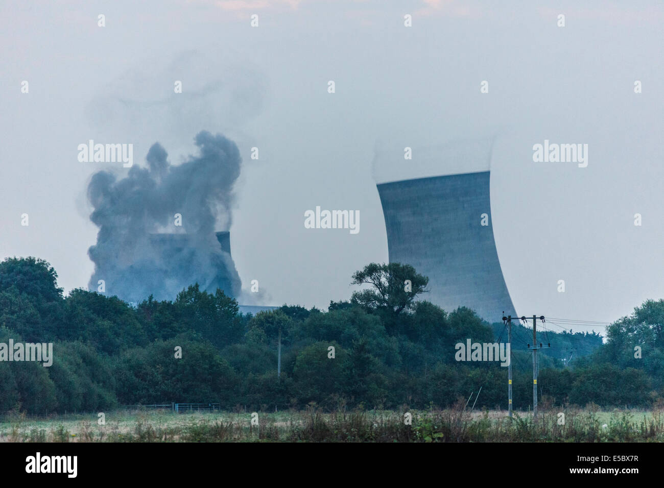 Didcot, Oxfordshire, Reino Unido. El 27 de julio de 2014 Secuencia 9 de 20 imágenes la demolición de las torres de refrigeración en Didcot Power Station. JMH6232 Foto de stock