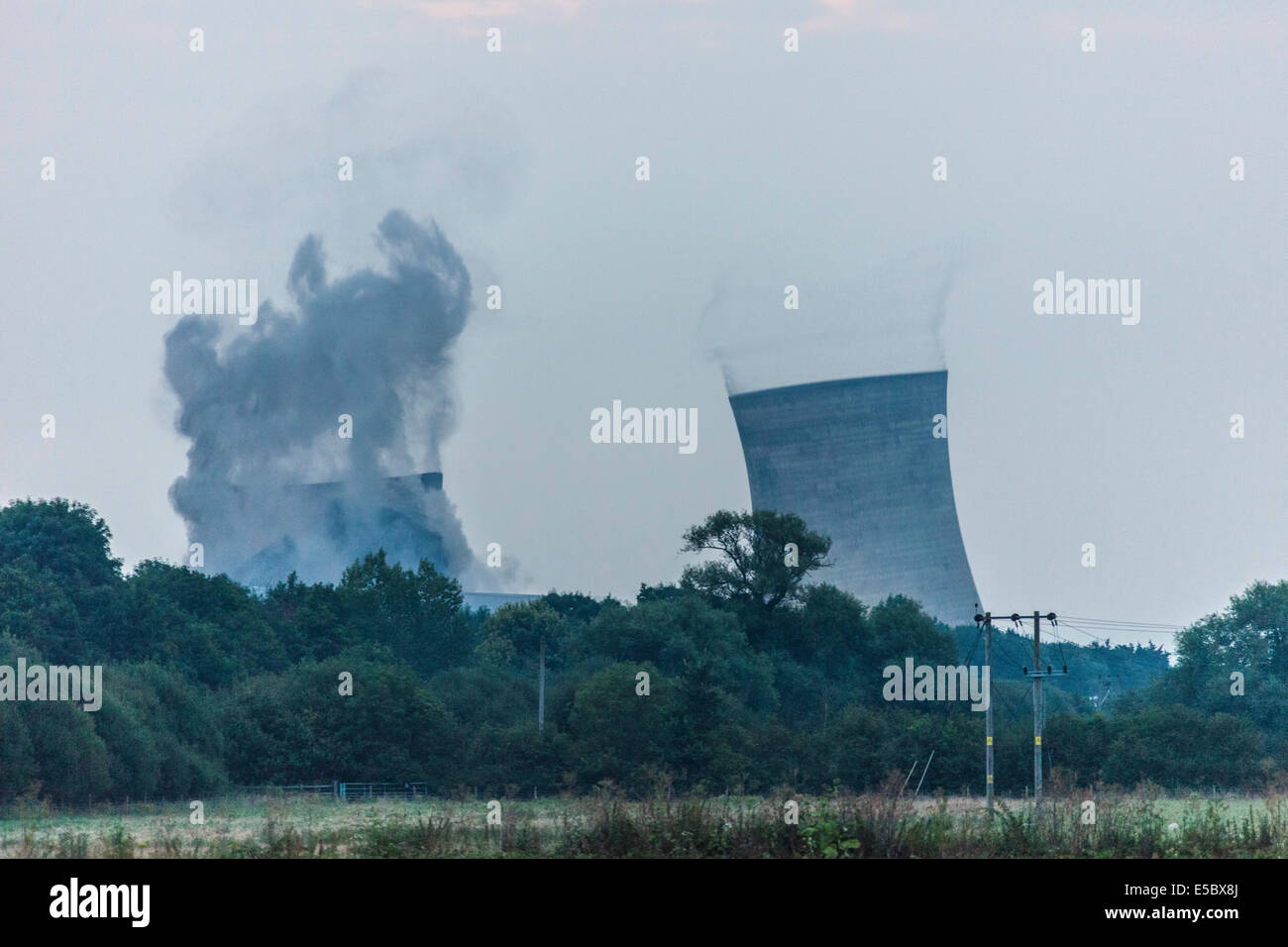 Didcot, Oxfordshire, Reino Unido. El 27 de julio de 2014 Secuencia 10 de 20 imágenes la demolición de las torres de refrigeración en Didcot Power Station. JMH6233 Foto de stock