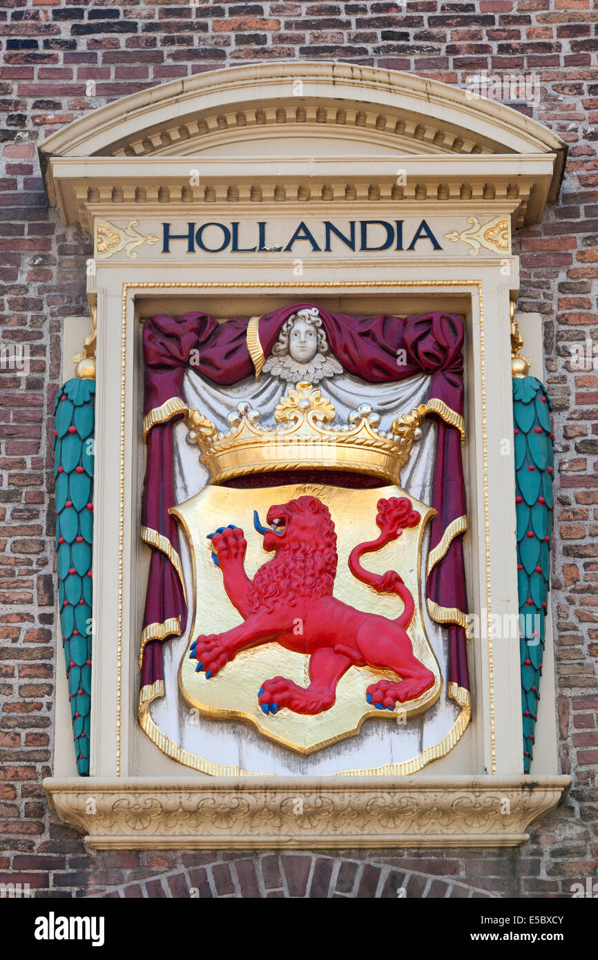 Escudo de armas holandés en pared exterior en La Haya, Holanda Foto de stock