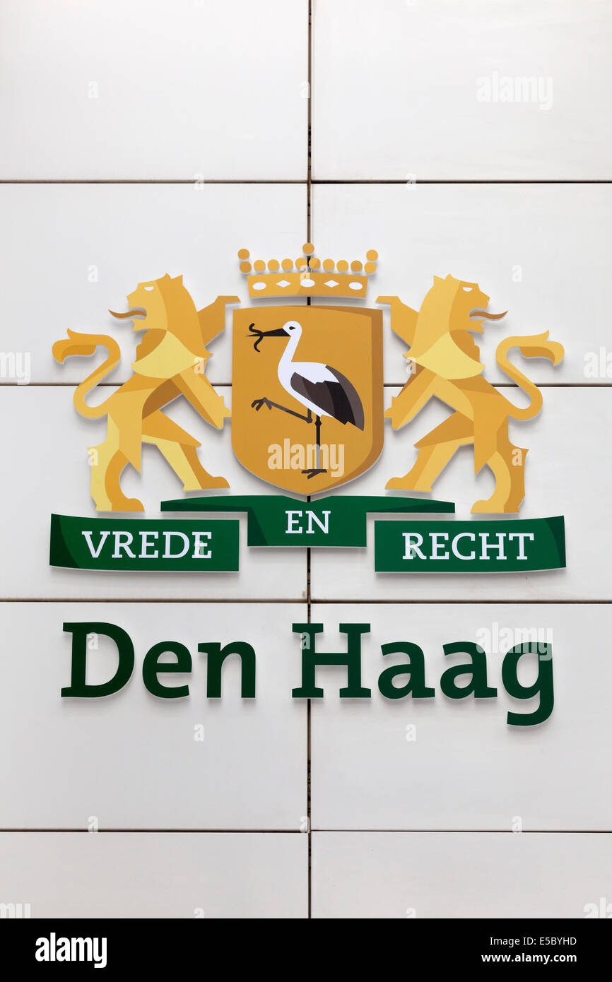 Pedazo de escudo de armas y la justicia en el ayuntamiento en La Haya, Holanda Foto de stock