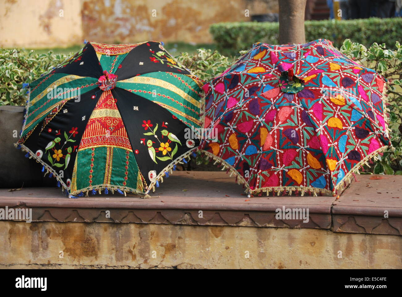 La India. Rajasthan sombrillas multicolores. bordada. en la pared abierta. Las compras turísticas. Foto de stock