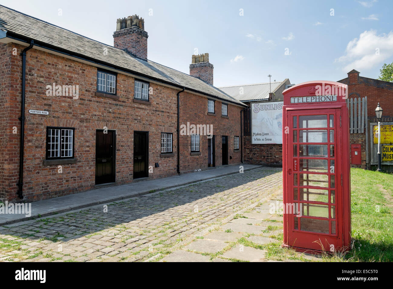 Cuadro teléfono rojo en cargadores fila de casas históricas viviendas para trabajadores portuarios en vías navegables nacionales Museo Ellesmere Port Cheshire Foto de stock