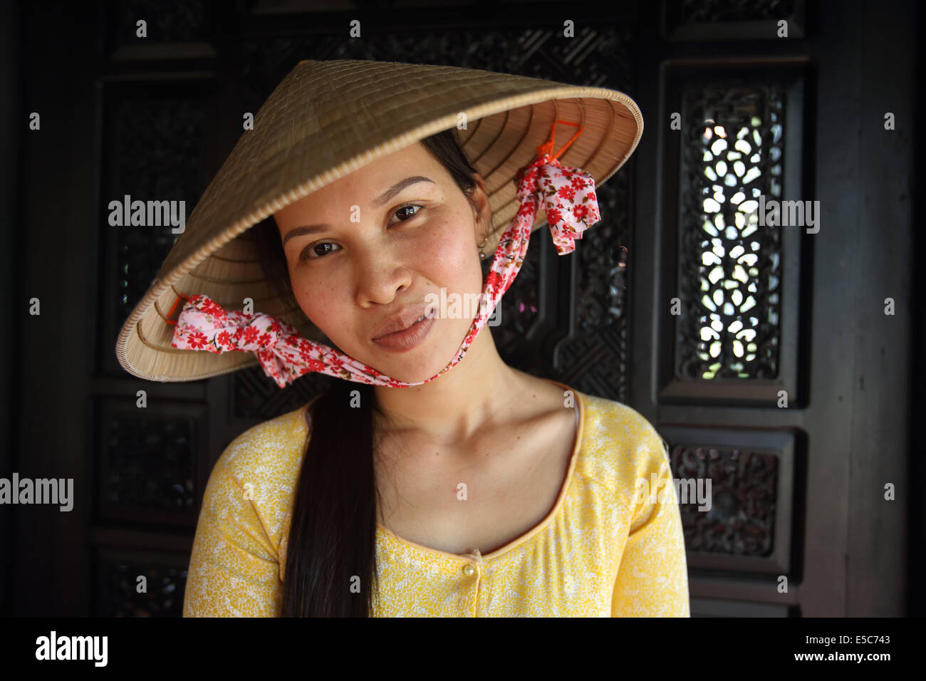 Mujer Vietnamita en 'la' no sombrero cónico Foto de stock