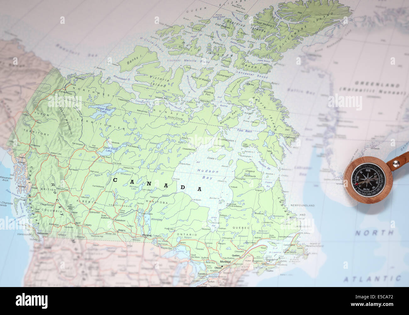 En un mapa la brújula apuntando a Canadá y planificación de un destino de viaje Foto de stock