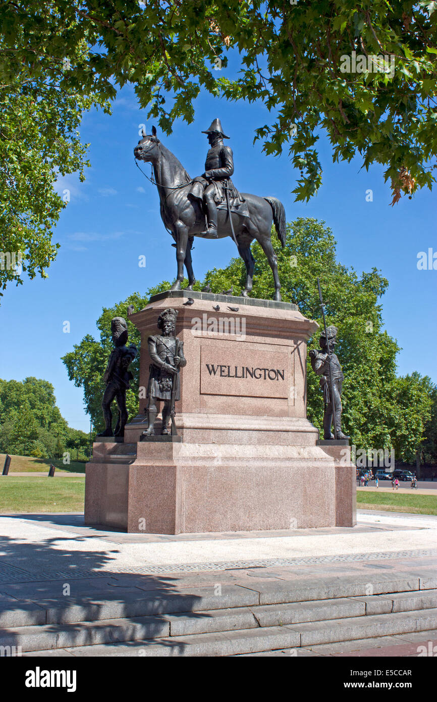 Estatua de Arthur Wellesley, primer duque de Wellington por J E Boehm, que está en la esquina de Hyde Park, enfrente de su casa. Foto de stock