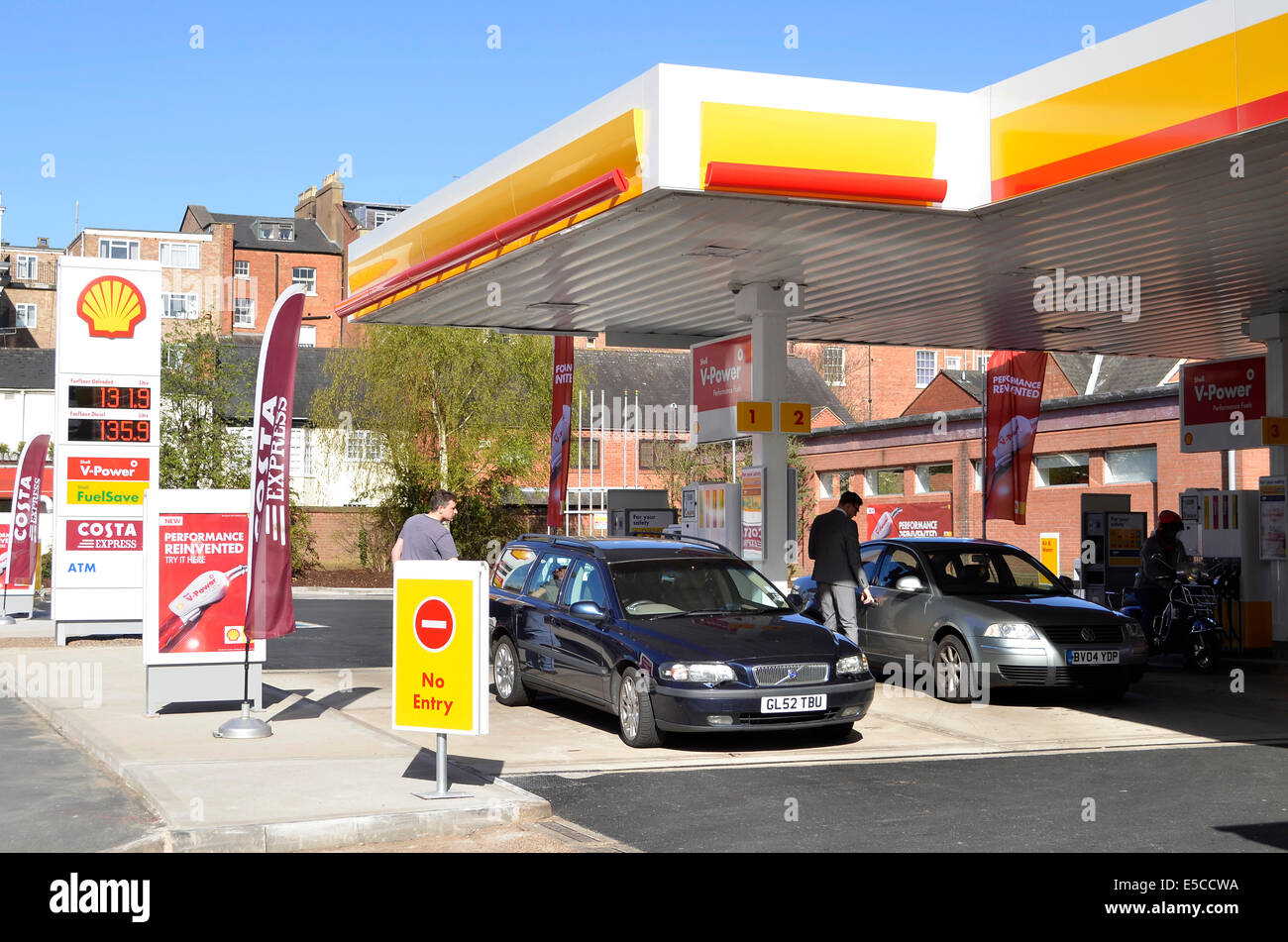 Gasolinera Shell forecourt, Leamington Spa, Warwickshire, REINO UNIDO Foto de stock