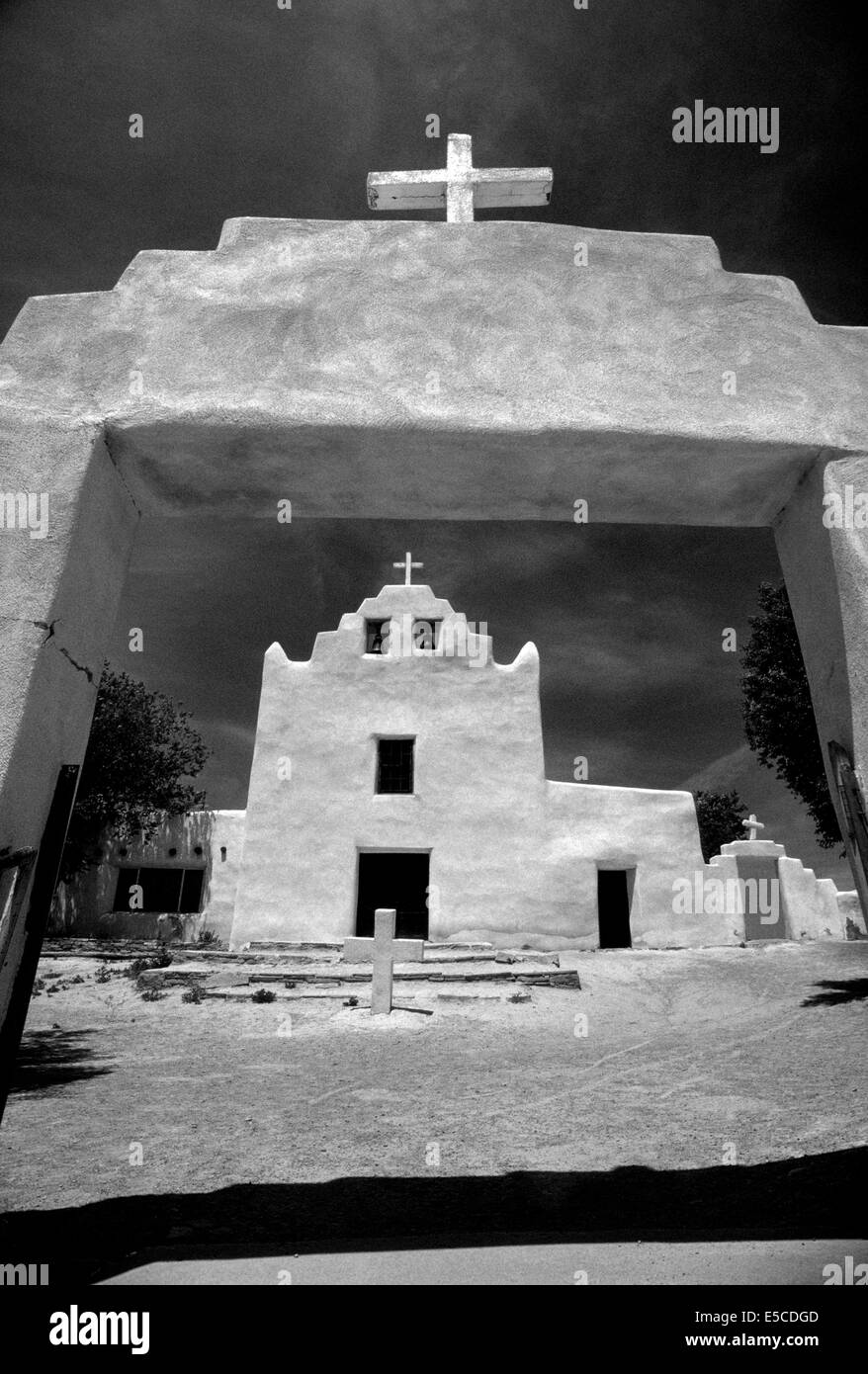 Un gateway que enmarca la Iglesia de la Misión de San José que fue construido por los indios desde 1699-1701 en el Pueblo de Laguna, una comunidad indígena en Nuevo México, EE.UU. Foto de stock