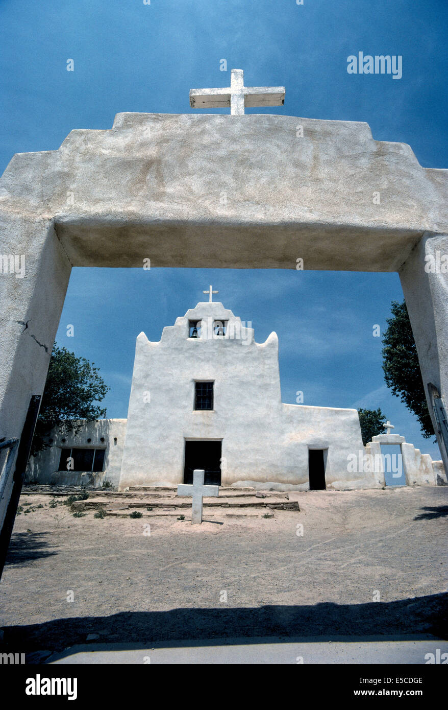 Un gateway que enmarca la Iglesia de la Misión de San José que fue construido por los indios desde 1699-1701 en el Pueblo de Laguna, una comunidad indígena en Nuevo México, EE.UU. Foto de stock
