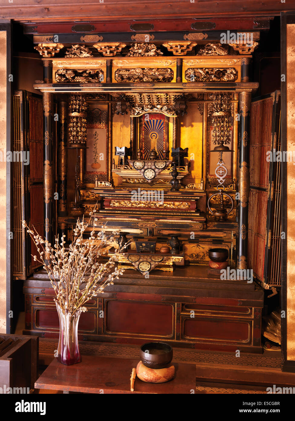 Altar budista fotografías e imágenes de alta resolución - Alamy