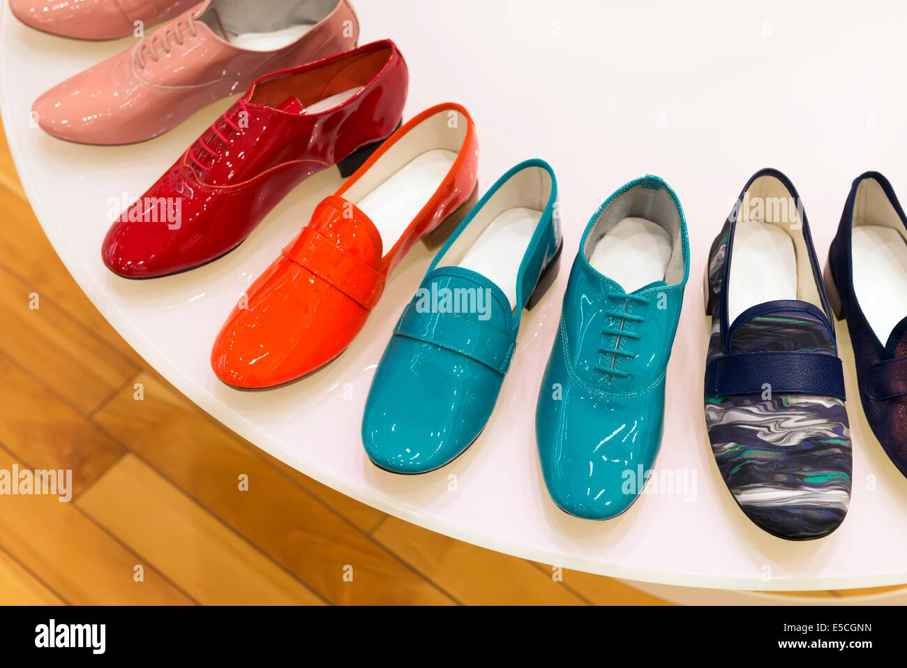 Coloridos zapatos de mujer en la pantalla en una tienda en Japón Fotografía  de stock - Alamy